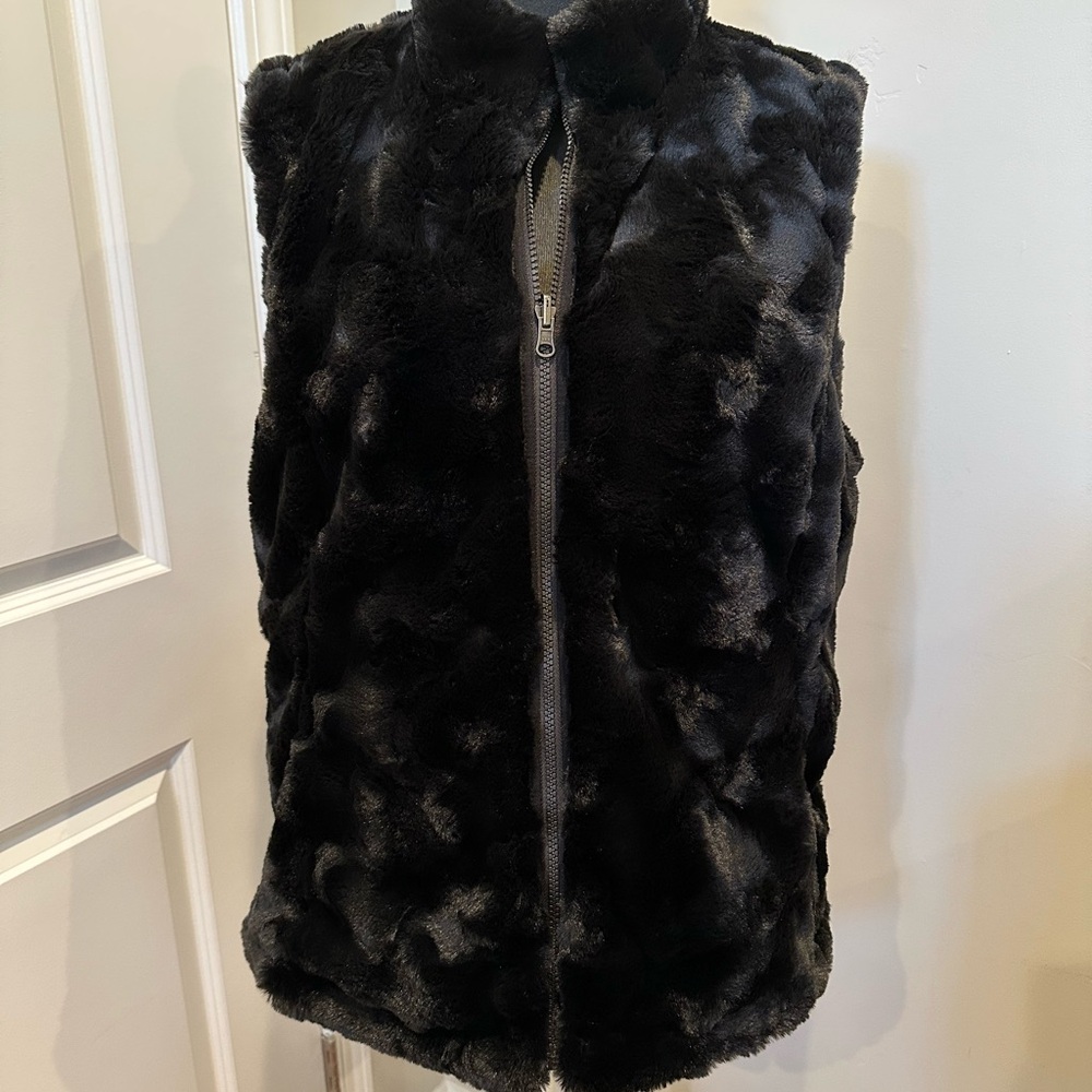 Reversible Black Faux Fur Zip Vest SZ: Large.